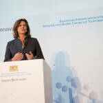 Staatsministerin Ilse Eigner spricht am Rednerpult vor einer hellen Wand